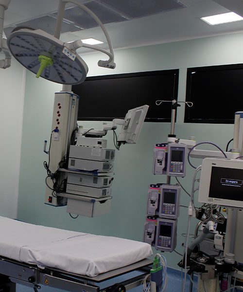 sala de cirugía con equipo tecnológico