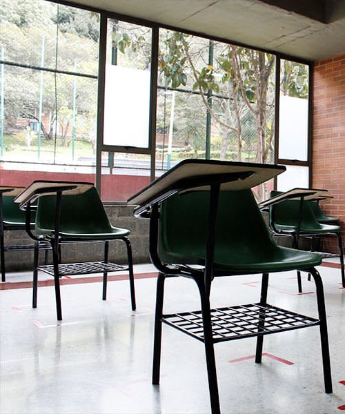 salón de clases con pupitres